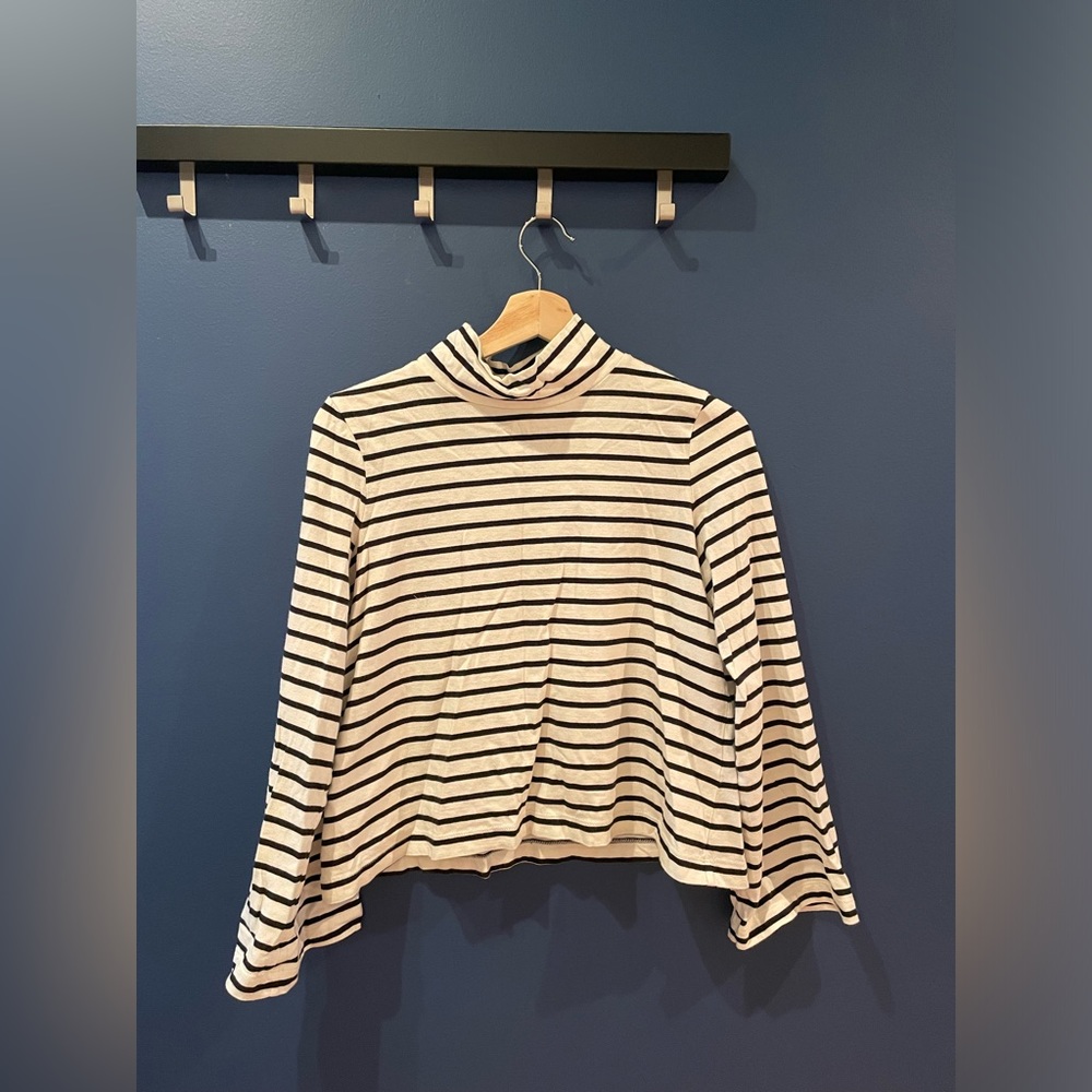 Madewell turtleneck with flared sleeves, size XS.